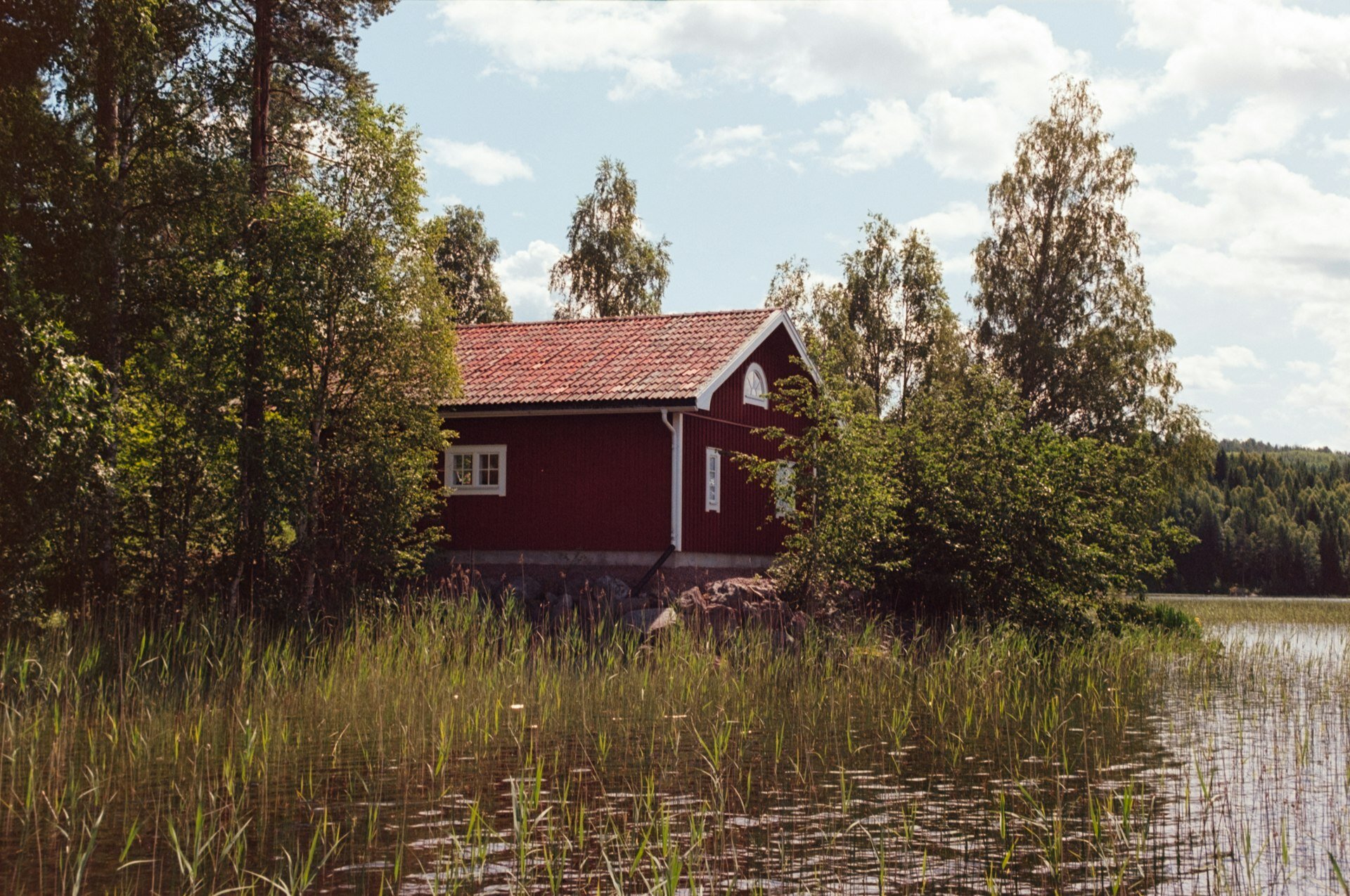Saimaan mökkielämä — opas rantamökin rauhaan ja autenttiseen lomaan